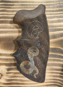 Lire la suite à propos de l’article CROSSES ET PLAQUETTES ARME DE POING